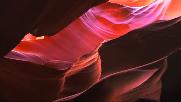 Parete di pietra arenaria colorata nel canyon antilope superiore, az — Video Stock