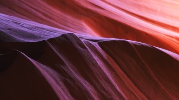 Close-up van prachtig verlichte zandstenen muur in bovenste antilope canyon, az — Stockvideo