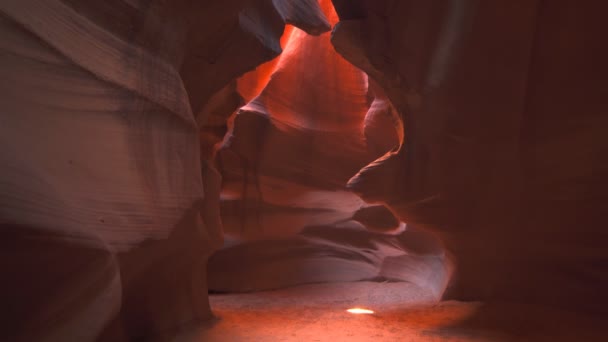 太陽は上流のアンテロープ峡谷の床に輝き — ストック動画