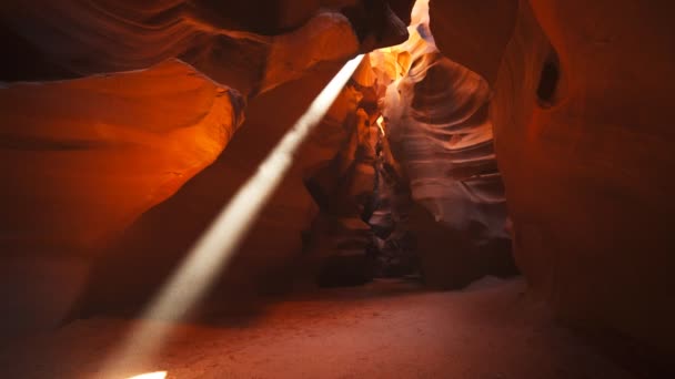 Üst antilop kanyonunda bir güneş ışığı, az — Stok video