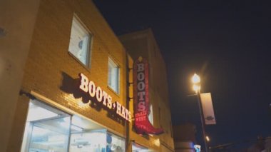 NASHVILLE, ABD - 6 Nisan 2017: Gece vakti, Nashville Broadway 'deki neon çizme tabelalarının üzerine eğil