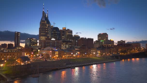 2017 년 4 월 6 일에 확인 함 . NASHVILLE, USA -April, 6, 2017: night time view of downtown nashville — 비디오