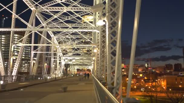 Nashville ve Tennessee 'deki Shelby St. Bridge' in gece manzarası. — Stok video