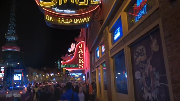 NASHVILLE, USA -April, 6, 2017: neonskyltar på Broadway i nashville, tn — Stockvideo