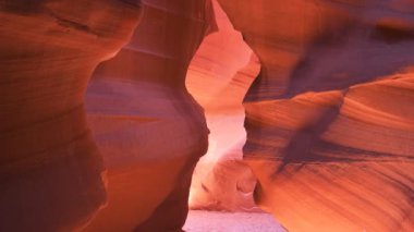 Antilop kanyonunun üst girişinde anahtar deliği şekilli giriş, az