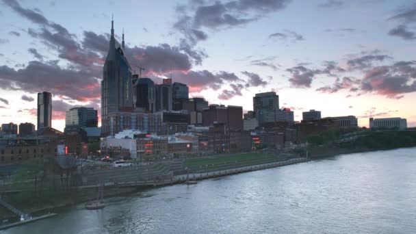 NASHVILLE, USA -6 april 2017: shot van Nashville en de cumberland rivier bij zonsondergang in tennesse — Stockvideo