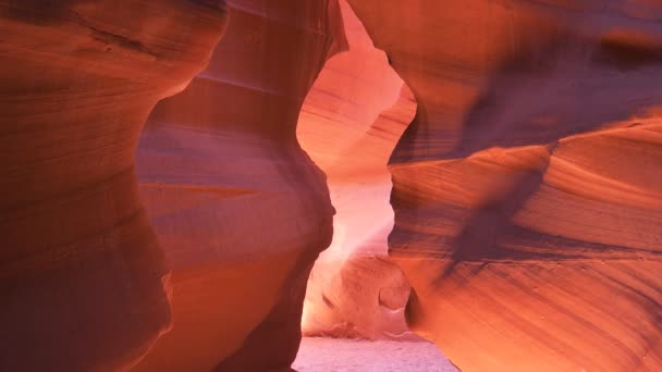 Keyhole shaped entrance in upper antelope canyon, az — Stock Video