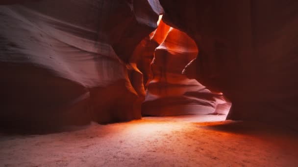 Groothoek schot van de sleuf canyon bovenste antilope canyon in Arizona — Stockvideo