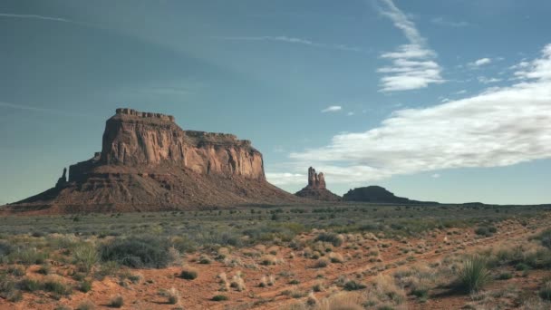Panning výstřel orlí hory na památníku údolí v Utahu — Stock video