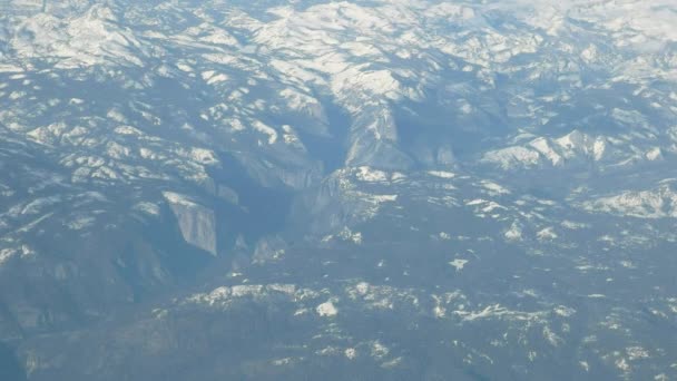 Widok z lotu ptaka kopuła i mocno śnieg pokryte Sierra Nevada gór — Wideo stockowe