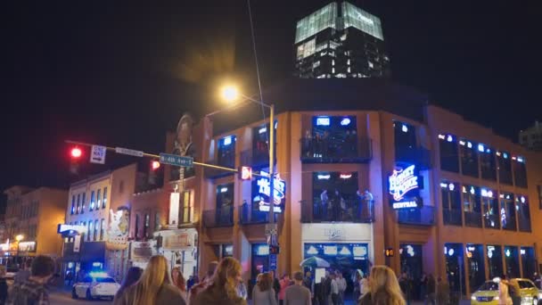 Een nacht drie assen gimbal schot kruising van de hoofdstraat, Broadway, in Nashville — Stockvideo