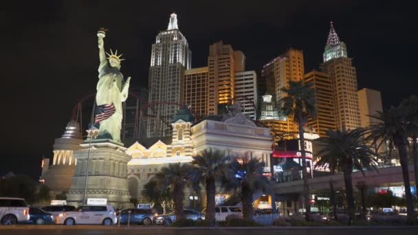 LAS VEGAS, ABD - 30 Mart 2017 Özgürlük Heykeli 'nin Las Vegas' taki gece çekimi — Stok video