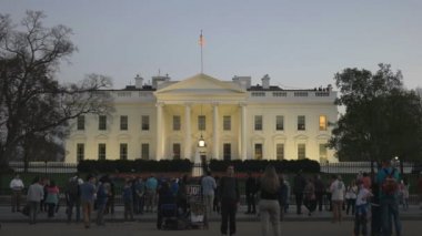 Washington 'da akşam karanlığında Beyaz Saray' ın dışında turistler.