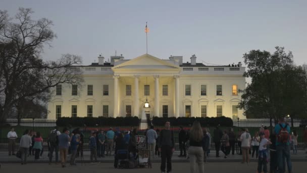 Turistas fora da casa branca ao anoitecer em Washington — Vídeo de Stock