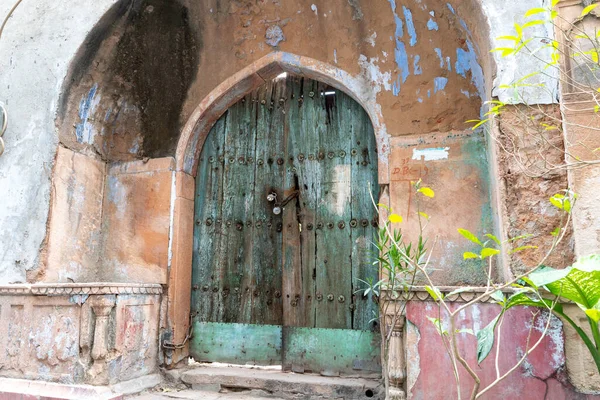 Древняя дверь в naughara в Чандни Чоук районе старого Дели — стоковое фото