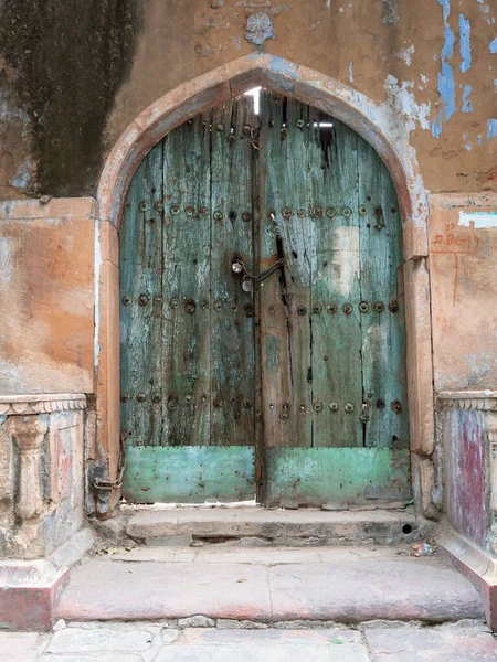 Вид на древнюю дверь в naughara в районе chandni chowk старого Дели — стоковое фото