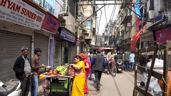 DELHI, INDIA - 11 de marzo de 2019: un wallah de frutas en una calle de chandni chowk en Delhi —  Fotos de Stock