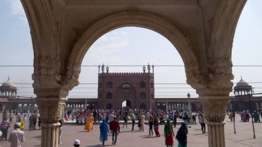DELHI, INDIA - 11 Mart 2019: eski Delhi 'deki bir kemer tarafından çerçevelenmiş jama mescidi girişi
