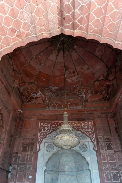 古いデリーのジャマ・マスジド・モスクのシャンデリアとミラブ — ストック写真