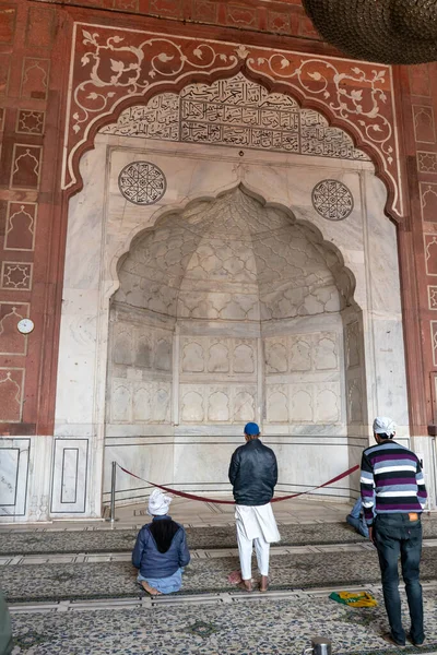 DELHI, ÍNDIA - MARÇO 11, 2019: homens muçulmanos rezam na mesquita jama masjid no velho delhi — Fotografia de Stock