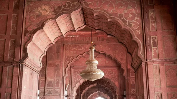 Una lámpara de araña de jama masjid en la vieja ciudad de Delhi — Foto de Stock