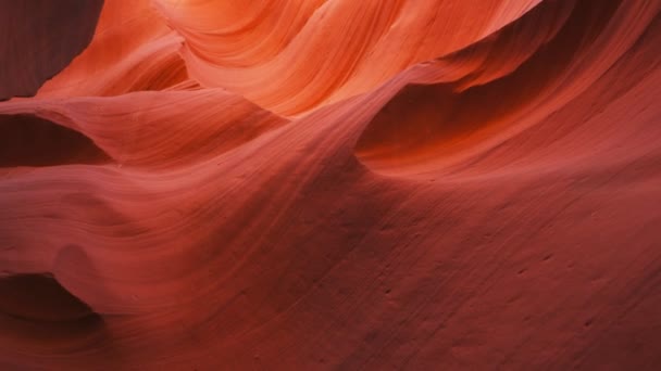 Наклон вверх снимок красной нижней стены каньона антилопы на странице — стоковое видео