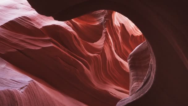 Panoramique vue droite d'un mur inférieur de canyon d'antilope sculpté par l'eau dans la page — Video