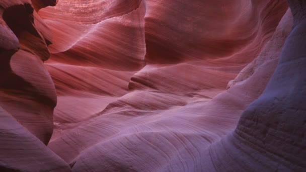 Zooma ut skott av vackert färgad sandsten på nedre antilop canyon på sidan — Stockvideo
