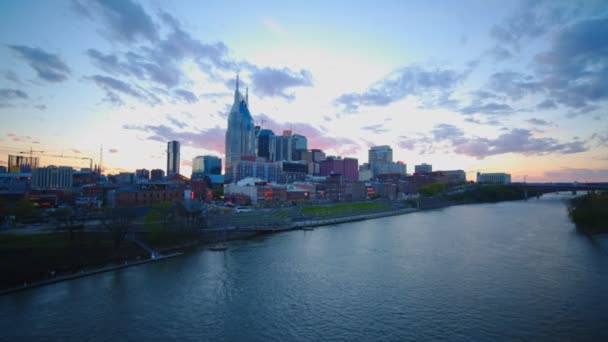 Ultra szerokie ujęcie panoramiczne miasta Nashville o zachodzie słońca w napięcia — Wideo stockowe