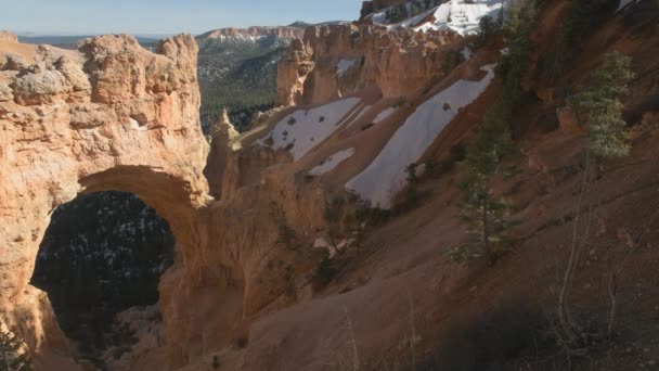 Panning colpo di ponte naturale a Bryce canyon parco nazionale in utah — Video Stock