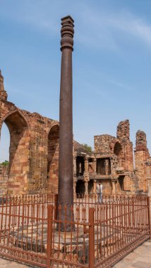 DELHI, Hindistan - 12 Mart 2019: Delhi 'deki Qutub Minar' daki antik demir sütun