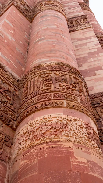 Baixo ângulo de perto da torre minar qutub em delhi — Fotografia de Stock