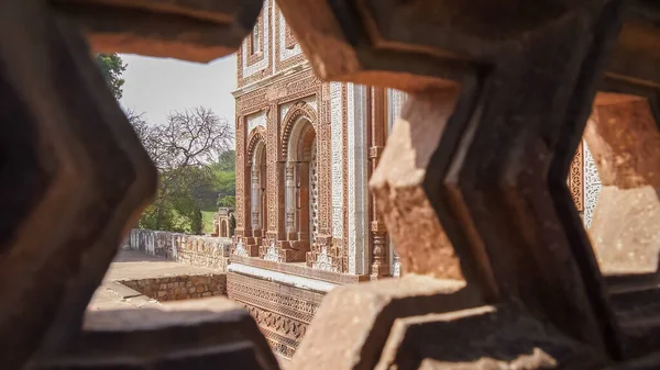 Перед Alai darwaza обрамлен каменным окном в qutub minar в Индии — стоковое фото