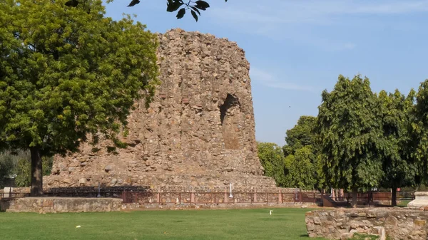 Руины Алай Минар в qutub Минар комплекса в Дели — стоковое фото