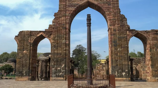 Глядя в сторону железного столба на qutub minar — стоковое фото