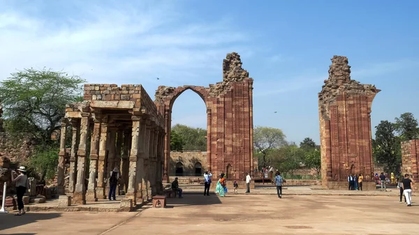 DELHI, INDIEN - 12. MÄRZ 2019: antike Qutub Minar Ruinen in Delhi, Indien — Stockfoto