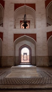 DELHI, Hindistan - 12 Mart 2019: Delhi 'deki humayuns mezarının içindeki taş lahit