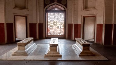 DELHI, Hindistan - 12 Mart 2019: Üç taş lahit ve Delhi 'deki humayuns mezarının penceresi
