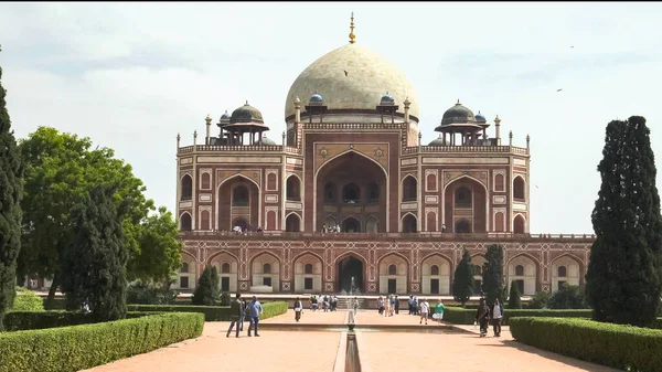 DELHI, INDIA - MARCH 12, 2019: view of the front of humayuns tomb from the entrance gate — Stock Photo, Image