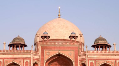 Delhi 'deki Humayunların mezarının önünü kapatın.