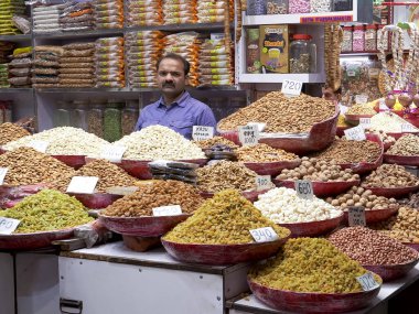 DELHI, Hindistan - 12 Mart 2019: Old Delhi, Hindistan 'daki bir meyve dükkanının gece çekimi