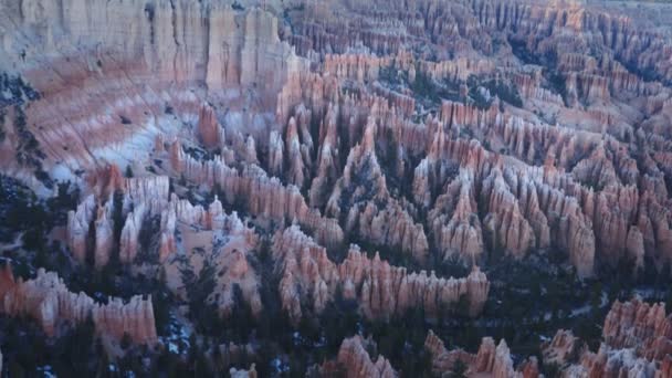 Inclinazione verso il basso colpo del canyon da Bryce punto a Bryce canyon parco nazionale in utah — Video Stock