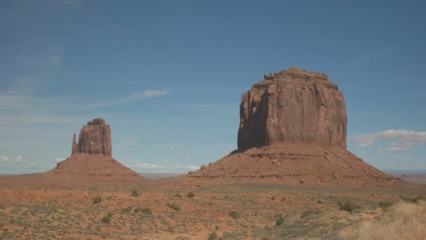 Vista de cerca de merrick butte en el valle del monumento — Vídeo de stock