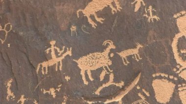 Koyun avlayan bir insan figürü gazete kayasında, utah
