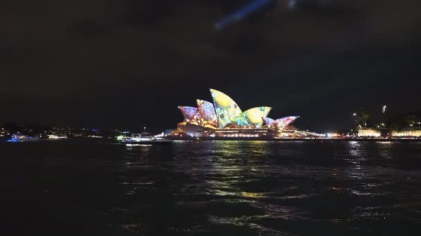 SYDNEY, OOSTENRIJK - MEI 31, 2017: nachtopname van het Sydney operahuis opgelicht tijdens het levendige festival 2017 in Sydney — Stockvideo