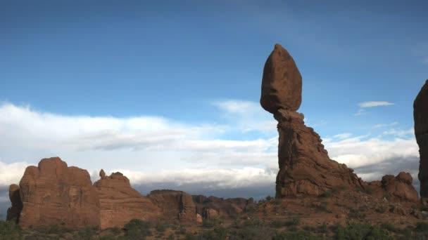 Goed zicht op gebalanceerde rots in het nationale park van de bogen, utah — Stockvideo