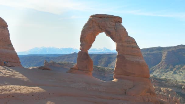 Spring morning panning view of delicate arch, utah — стоковое видео