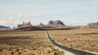 Utah 'taki Anıt Vadisi' nde 163 nolu otoyolda giden araçların hızlandırılmış görüntüleri.