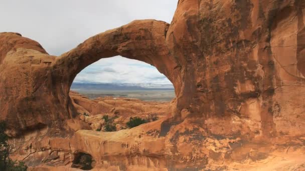 Afternoon tilt down shot of double o arch in utah — Stock Video