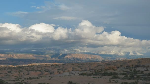 Zoomen op wolken bedekt la sal bergen in utah — Stockvideo